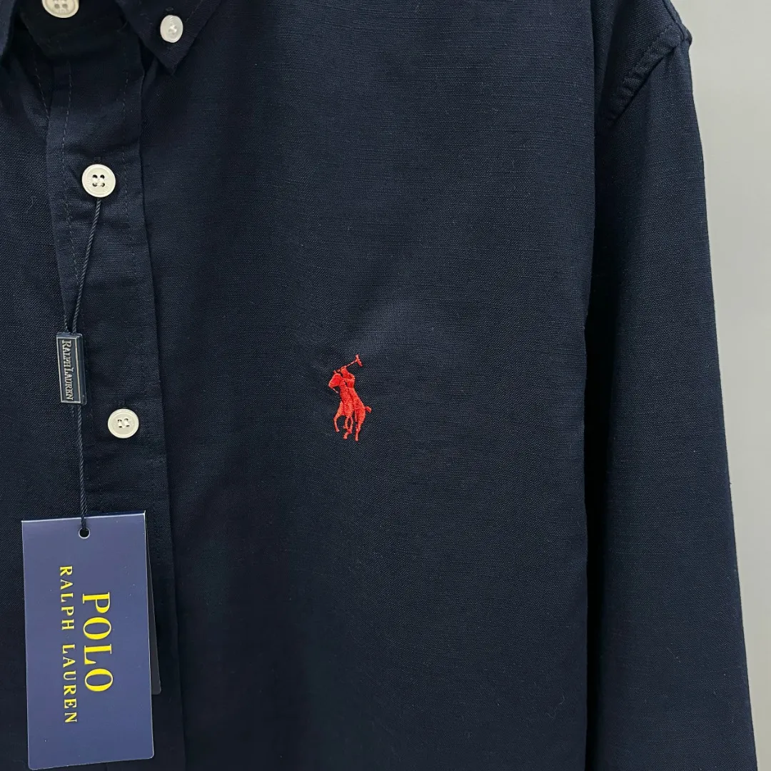 🅿️220 Ralph Lauren/Ralph Lauren early autumn linen embroidered shirt is made of custom-made natural plant fiber linen fabric with a unique bamboo texture. It has a simple and simple beauty. It has a loose fit and a three-dimensional upper body. The lines are smooth and natural. From the shoulder line to the waist line to the hem, the line transition is smooth. There are no unnecessary folds or accumulation. The whole body is neat and stretched. The chest is embellished with the iconic pony embroidery. Simple but highly recognizable. The color transition of the embroidery thread is natural. The stitches are even and uniform in size. The stitches can also connect naturally and the lines are smooth and not stiff. Size: S M L XL